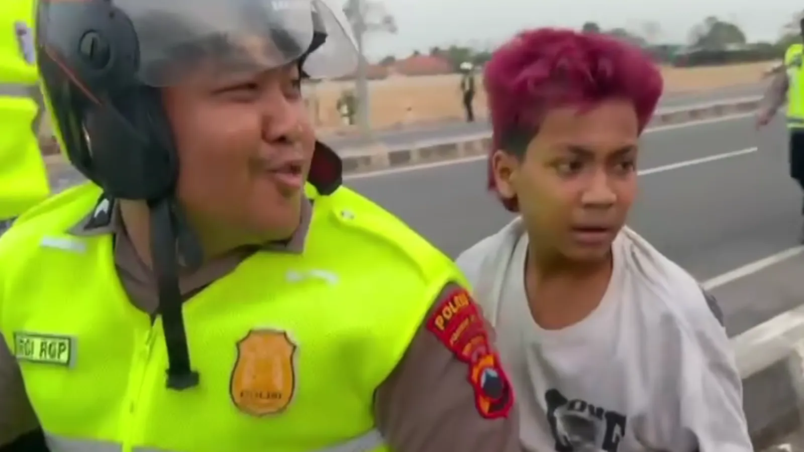 Lagi Bersiap Balap Liar di Exit Tol Setono, Remaja Berambut Merah Menangis Histeris Didatangi Polisi