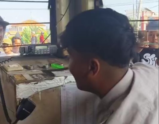 Petugas Tertidur Palang Perlintasan Dekoro Pekalongan Timur Terbuka Saat Kereta Melintas